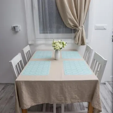 Cozy Overlooking Downtown Appartamento *