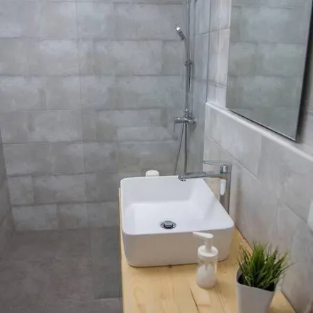 Cozy Overlooking Downtown Appartamento Makarska
