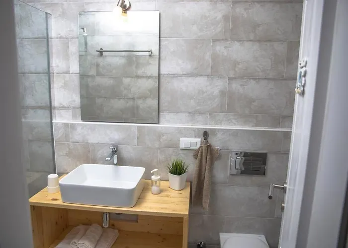 Cozy Overlooking Downtown Apartment