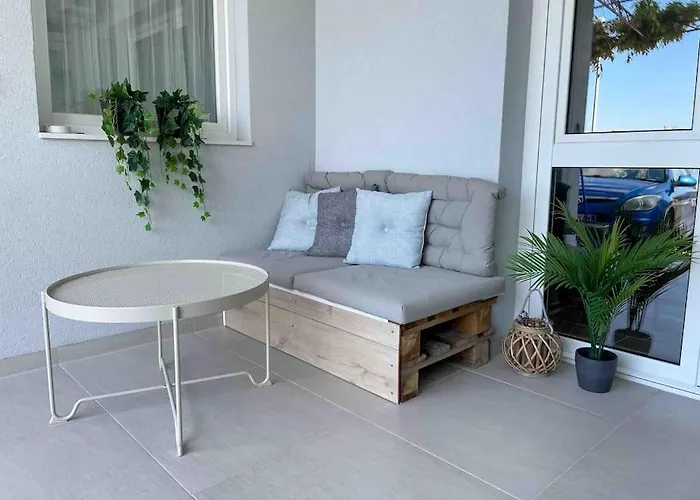 Cozy Overlooking Downtown Makarska