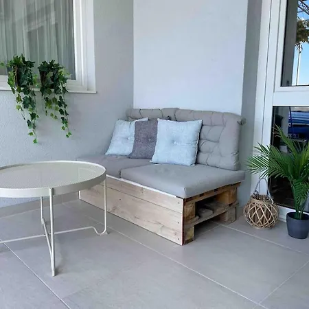 Cozy Overlooking Downtown מאקרסקה